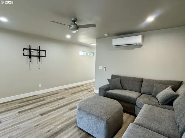 $325,000 | 440 West Harrison Street, Roseburg, OR 97471