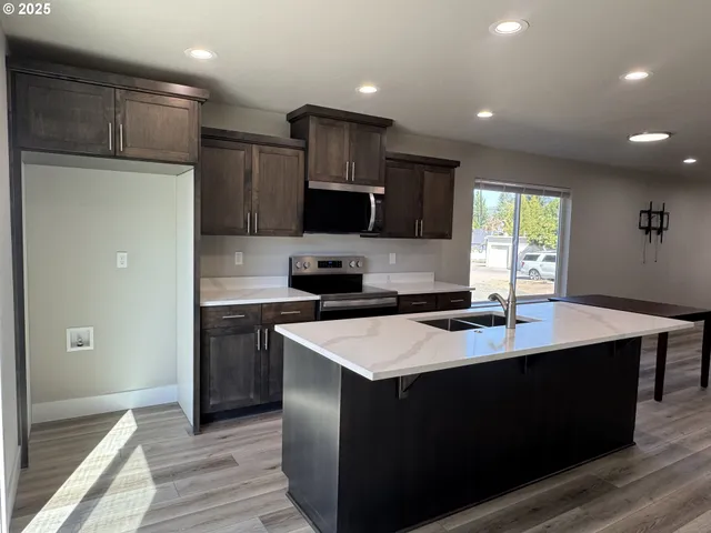 $325,000 | 440 West Harrison Street, Roseburg, OR 97471