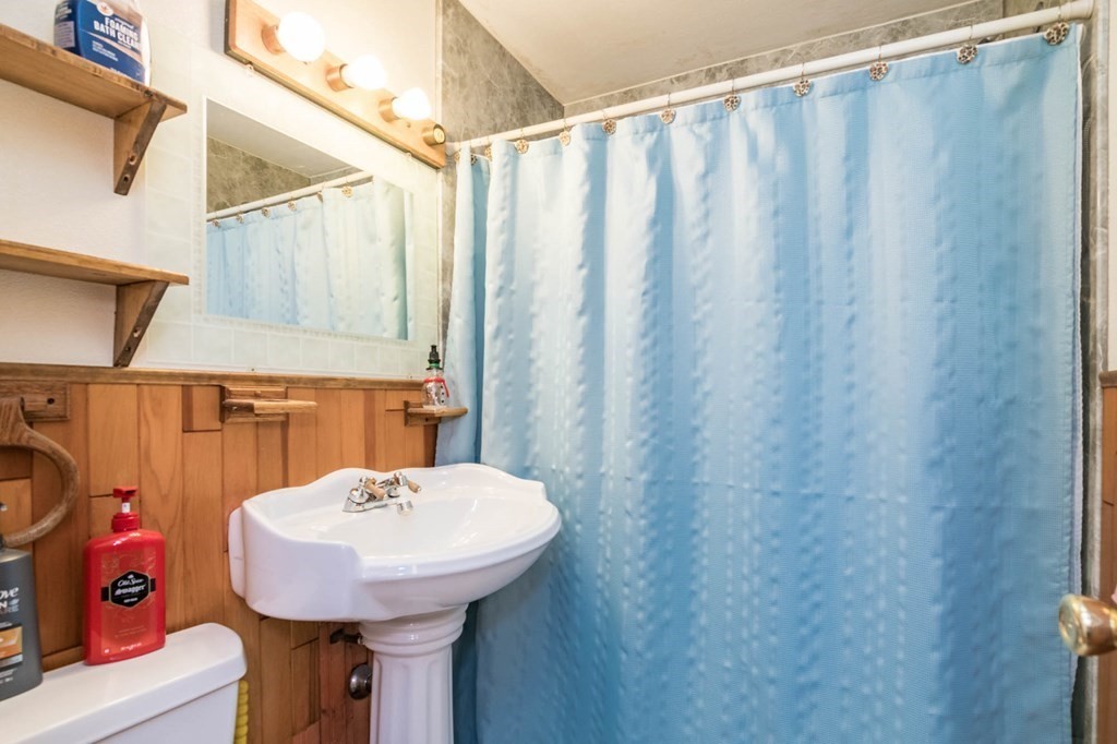 401 Stapleton Road Springfield, MA 01109 - Photo 20 of 35 a bathroom with a sink and a mirror