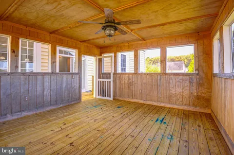 a picture of a wall and white wall