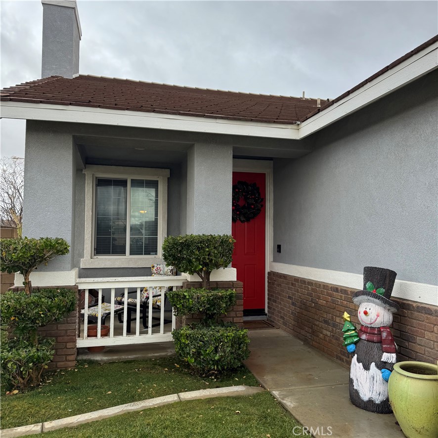 44528 Camolin Lane Lancaster, CA 93534 - Photo 19 of 75 a front view of a house with a garden