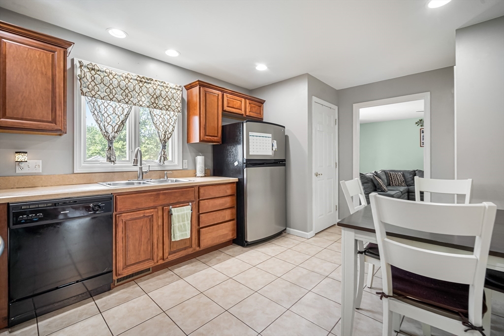 1572 Sumner Avenue Springfield, MA 01118 - Photo 11 of 33 Gallery Image 11