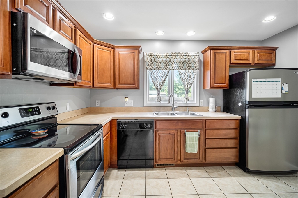 1572 Sumner Avenue Springfield, MA 01118 - Photo 3 of 33 Gallery Image 3