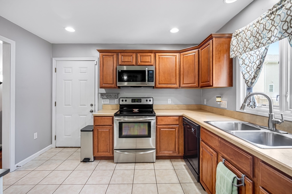 1572 Sumner Avenue Springfield, MA 01118 - Photo 10 of 33 Gallery Image 10