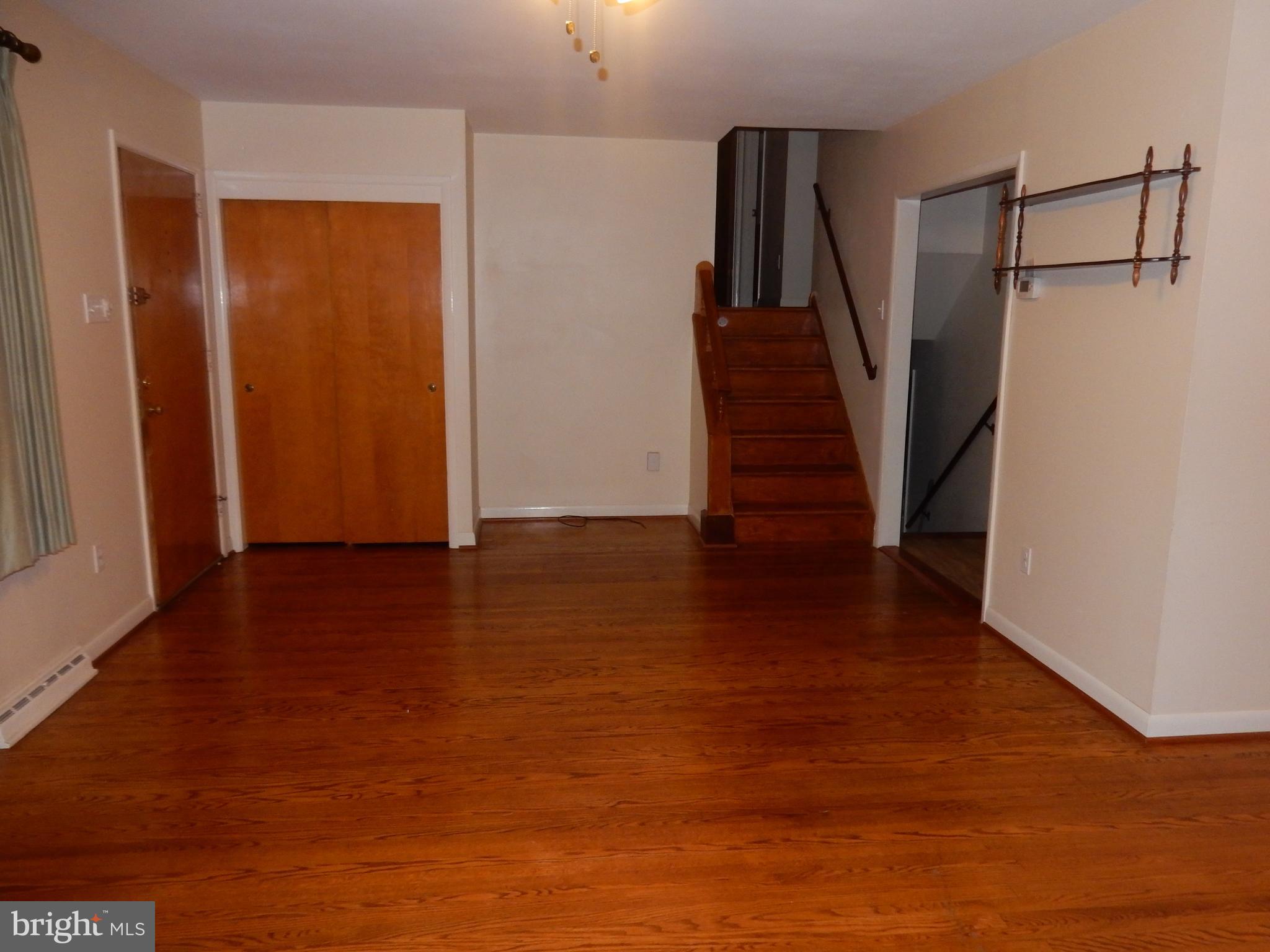 136 Harding Road Southampton, PA 18966 - Photo 4 of 26 Living Room