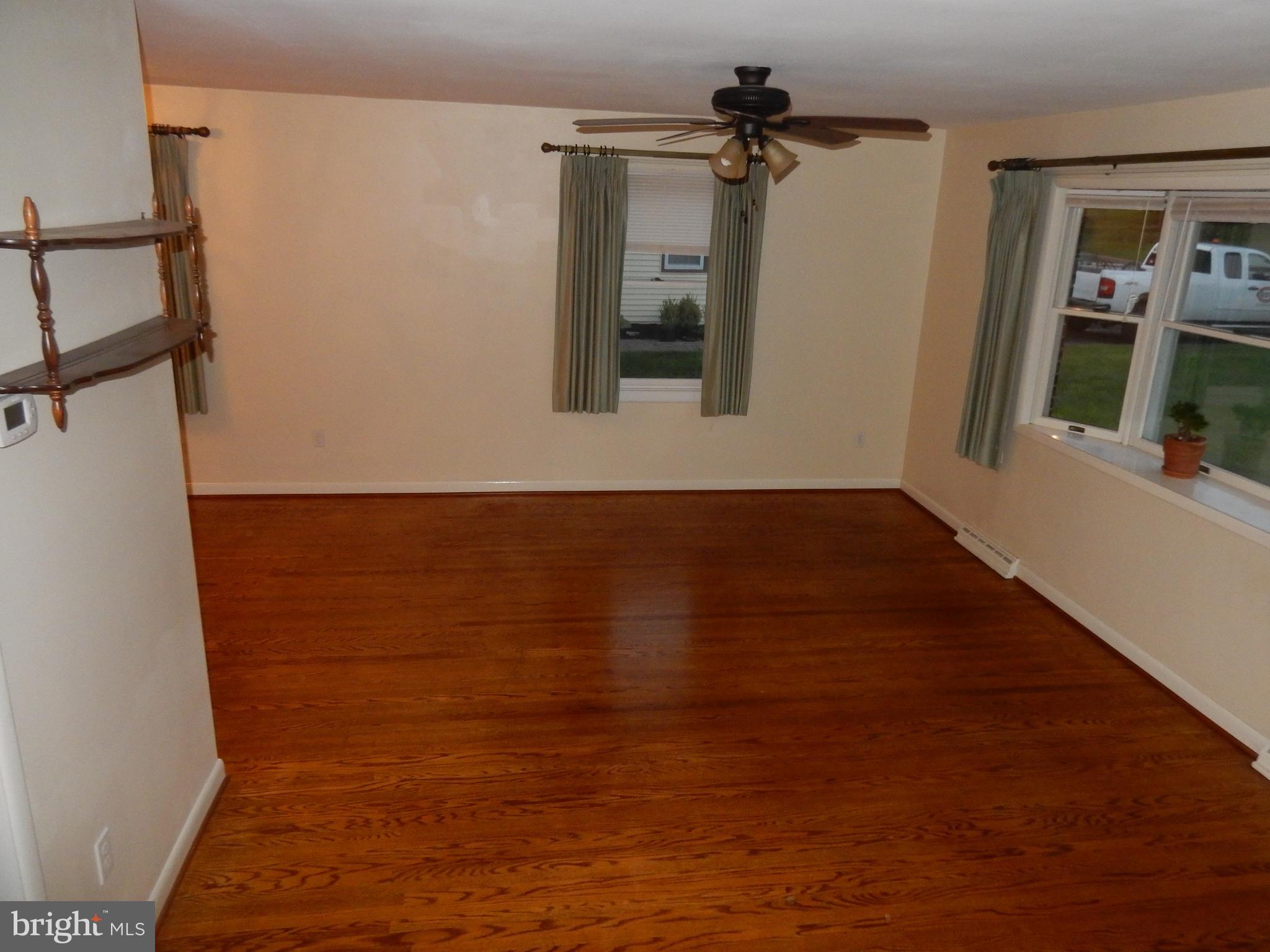 136 Harding Road Southampton, PA 18966 - Photo 5 of 26 Living Room