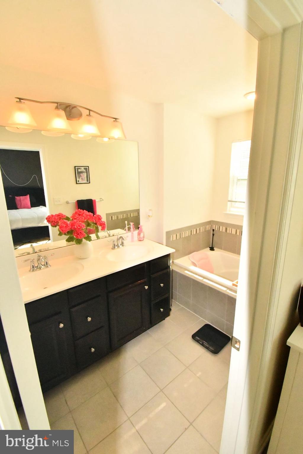 654 Barrie Road Middletown, DE 19709 - Photo 16 of 26 Master Bathroom
