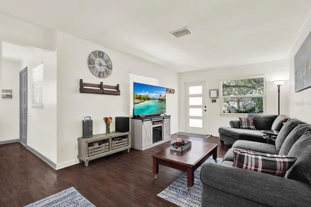 $389,990 | 2806 West Wallace Avenue, Tampa, FL 33611