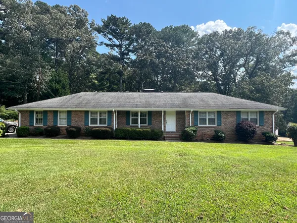 a view of a house with a yard