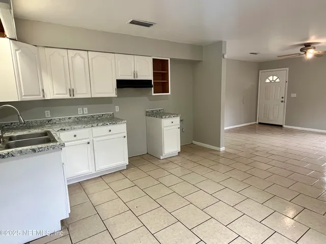 $179,900 | 253 Lakeview Court, Interlachen, FL 32148