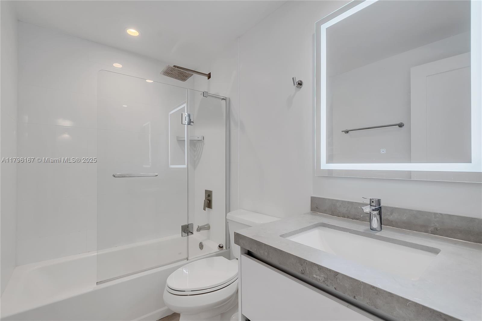 240 Galen Drive, Unit 308 Key Biscayne, FL 33149 - Photo 8 of 22 Second bathroom (tub)