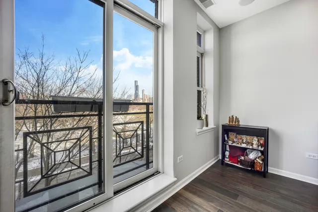 $2,695 | 947 West 14th Place, Unit 3A, Chicago, IL 60608