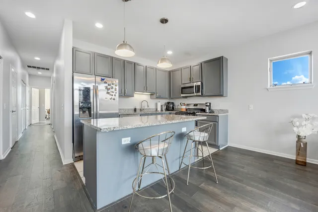 $2,695 | 947 West 14th Place, Unit 3A, Chicago, IL 60608