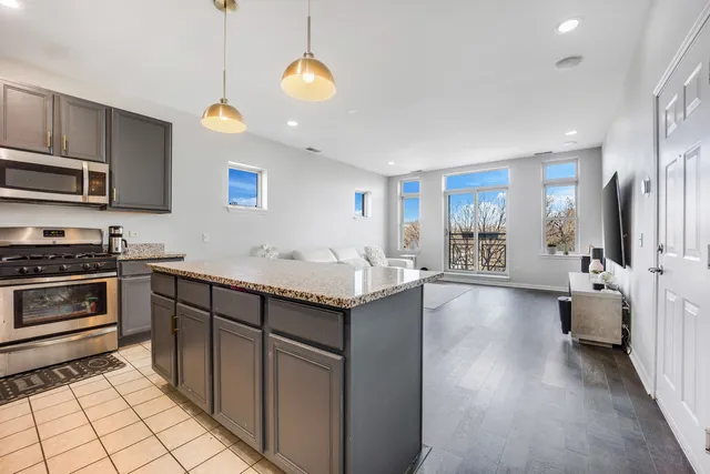 $2,695 | 947 West 14th Place, Unit 3A, Chicago, IL 60608