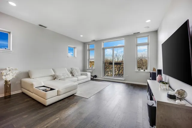 $2,695 | 947 West 14th Place, Unit 3A, Chicago, IL 60608