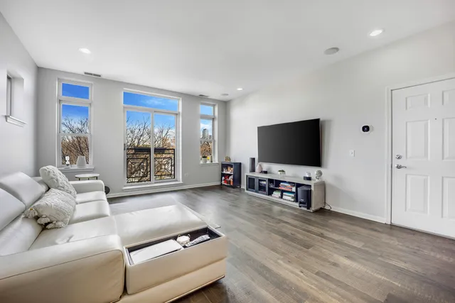 $2,695 | 947 West 14th Place, Unit 3A, Chicago, IL 60608