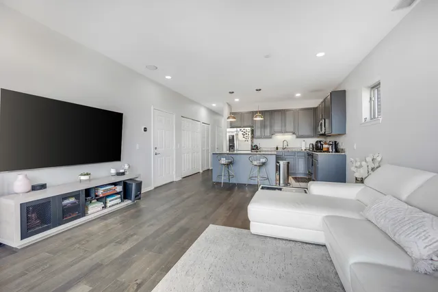 $2,695 | 947 West 14th Place, Unit 3A, Chicago, IL 60608