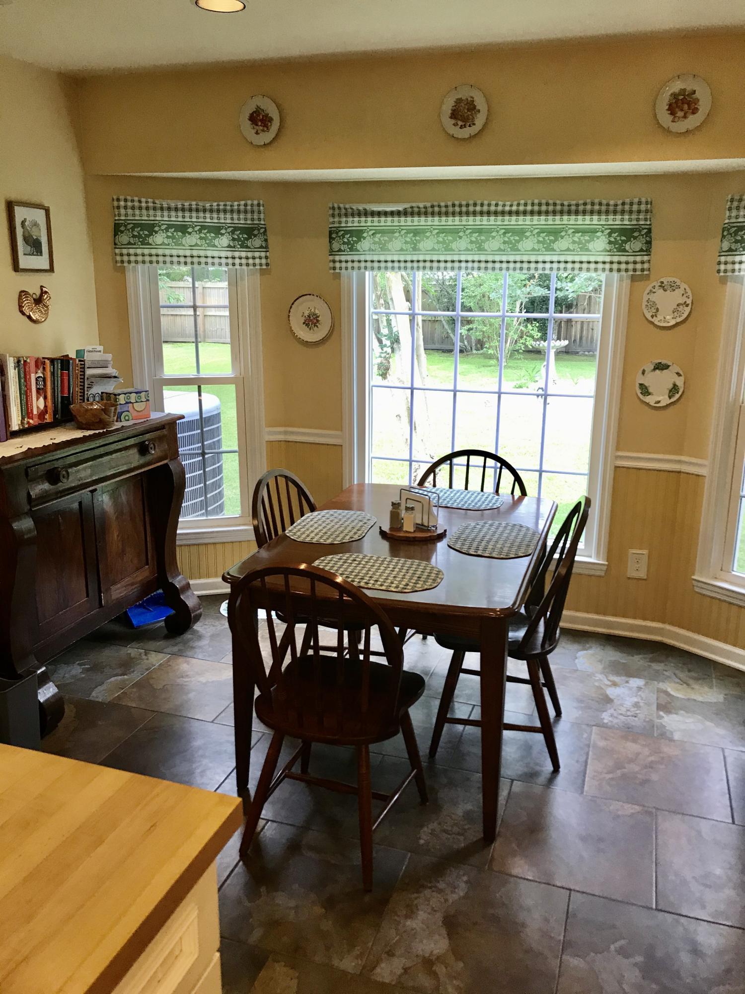 133 James Road Summerville, SC 29486 - Photo 8 of 25 Eat-in area w/bay window