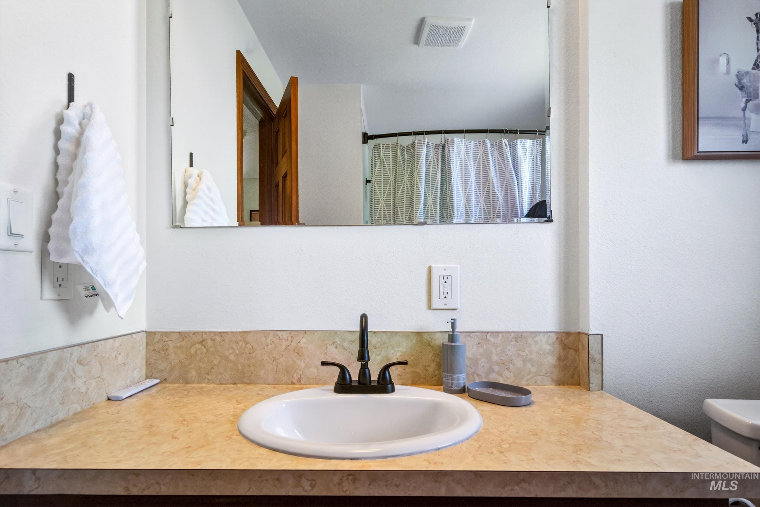 8989 Hillview Road Emmett, ID 83617 - Photo 30 of 50 Bathroom featuring a shower with curtain, vanity, and a textured wall
