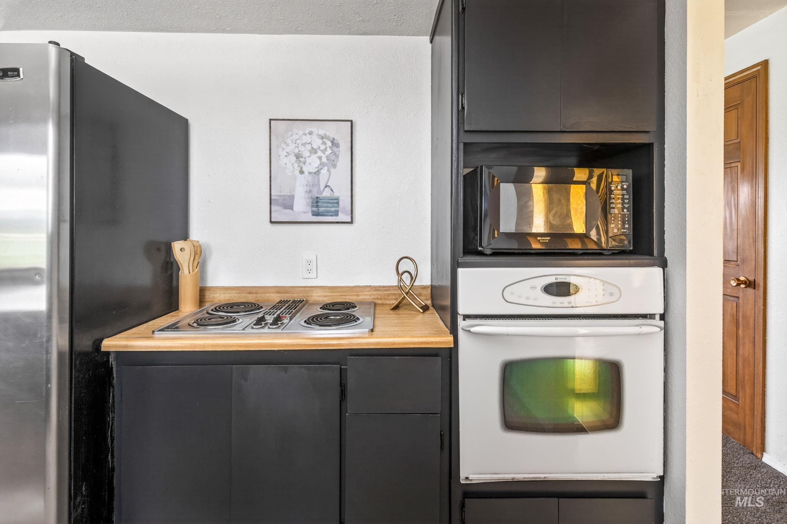 8989 Hillview Road Emmett, ID 83617 - Photo 9 of 50 Kitchen featuring stainless steel appliances
