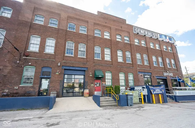 $1,199 | 501 Madison Avenue, Unit 202, Indianapolis, IN 46225