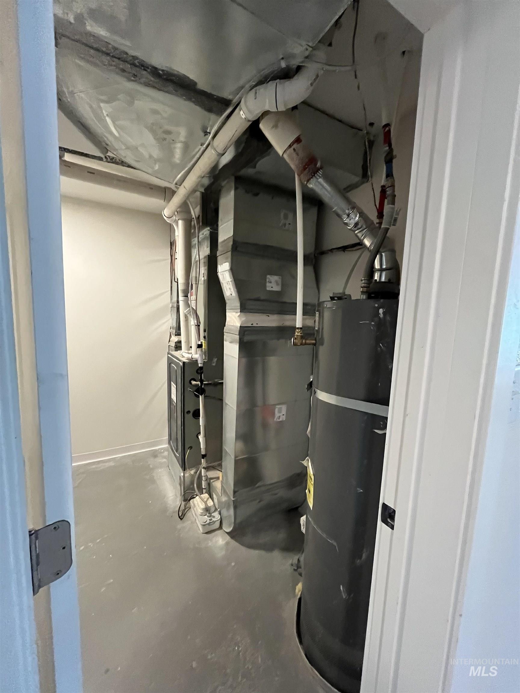 1024 El Cajon Street Moscow, ID 83843 - Photo 43 of 49 Utility room with water heater and heating unit