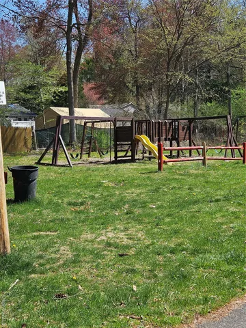 a view of a house with backyard