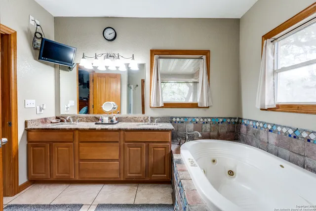 $1,400,000 | 1657 County Road 434, Stockdale, TX 78160