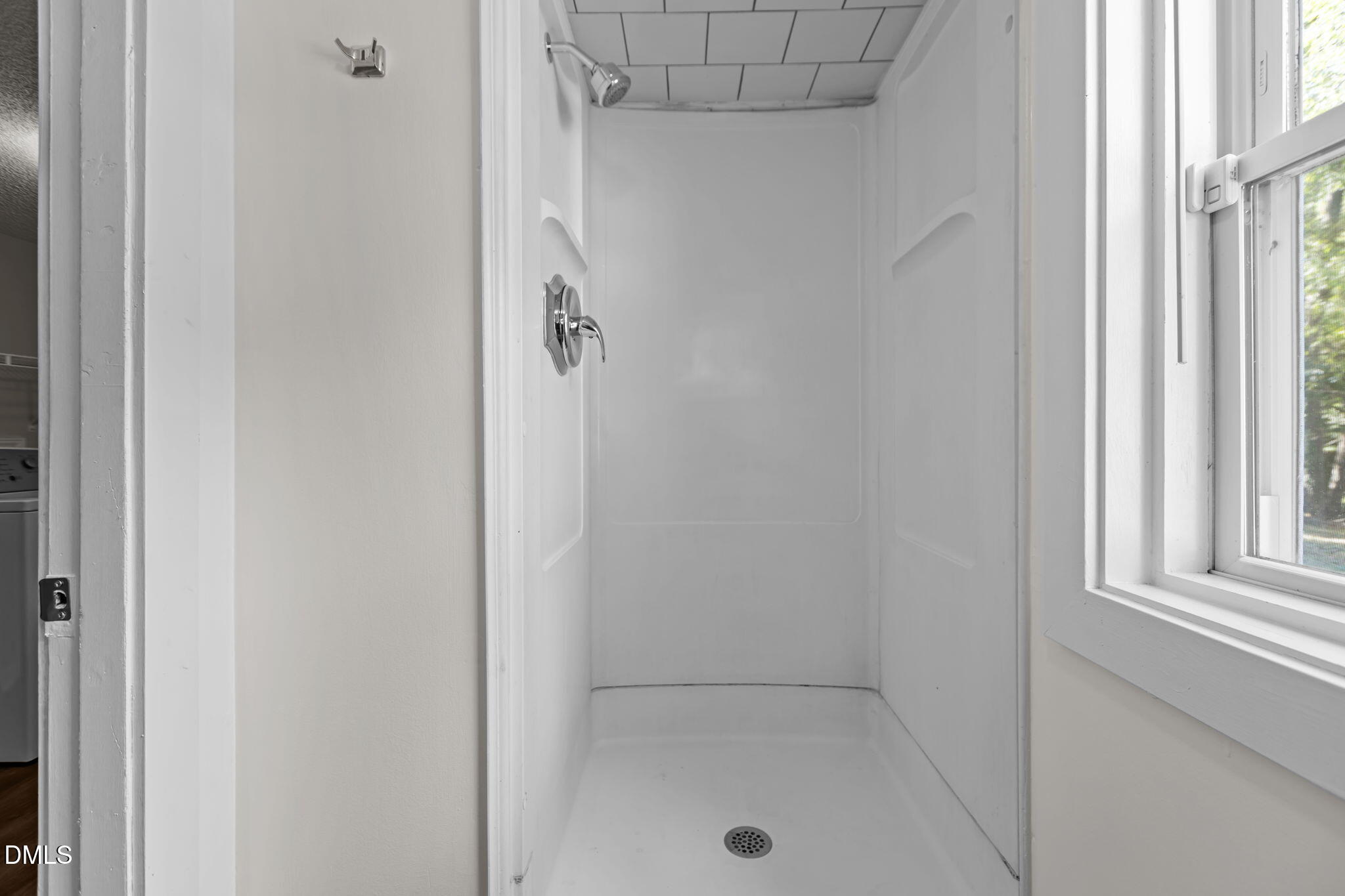 3117 Edgetone Drive Raleigh, NC 27604 - Photo 35 of 50 a bathroom with a bath tub
