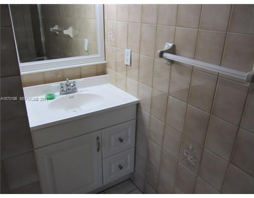 10757 Sleepy Brook Way Boca Raton, FL 33428 - Photo 11 of 14 Bathroom