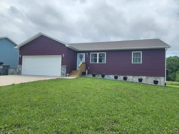 $299,900 | 901 Riverside Court, Emporia, KS 66801
