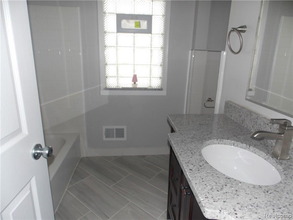 20966 Evergreen Road Southfield, MI 48075 - Photo 9 of 26 DSCN2754.JPG