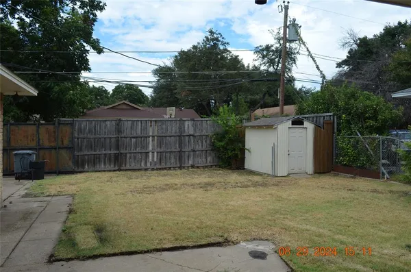 a view of a backyard