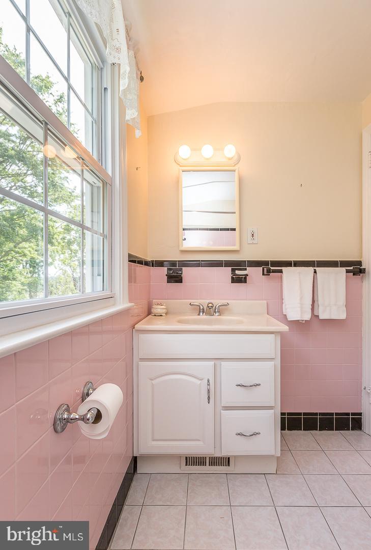 421 Colfax Road Havertown, PA 19083 - Photo 14 of 20