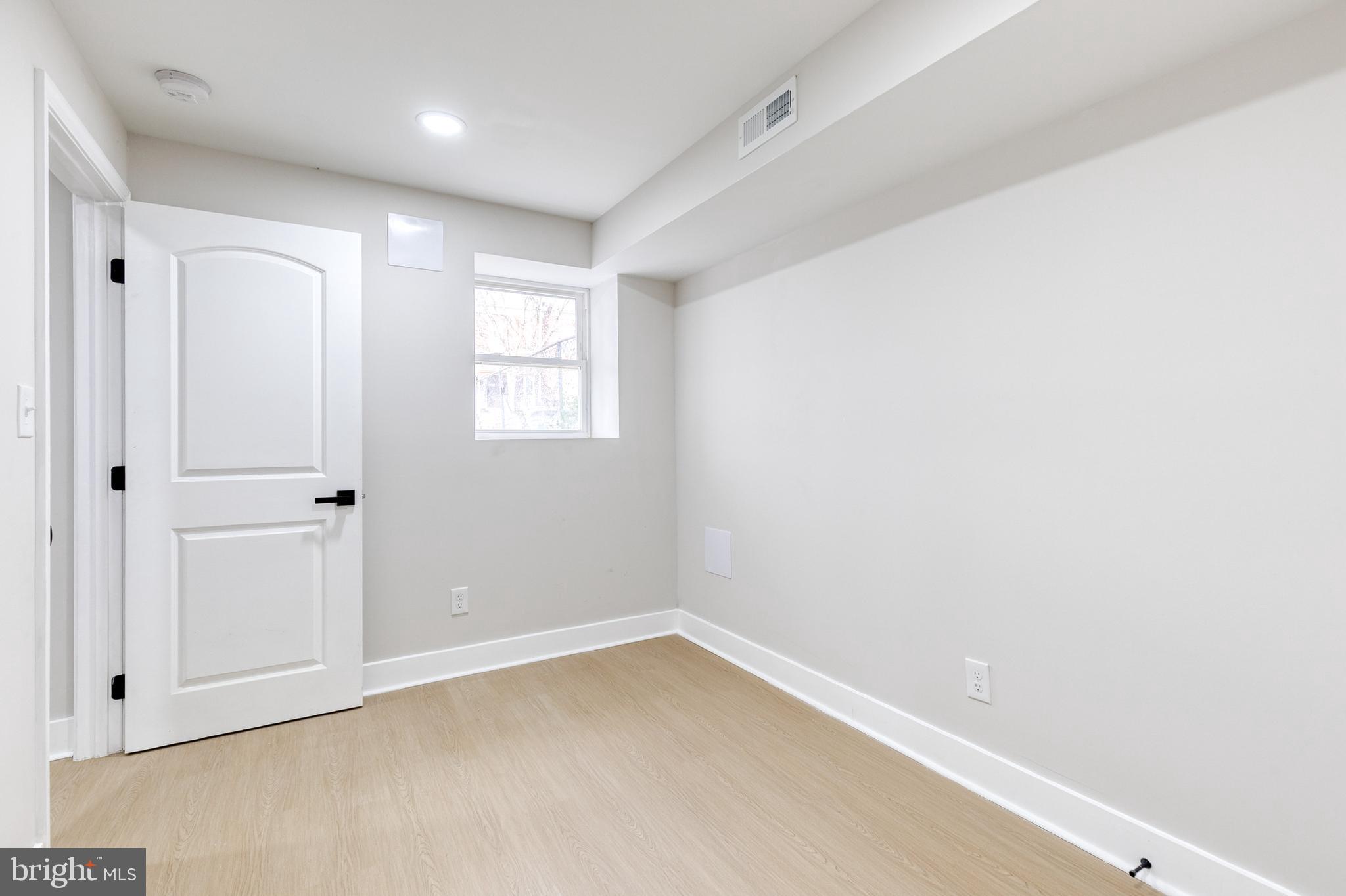 3721 Manchester Avenue Baltimore, MD 21215 - Photo 31 of 36 an empty room with windows