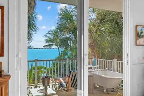 $5,995,000 | 7143 La Lenaire Drive, Longboat Key, FL 34228