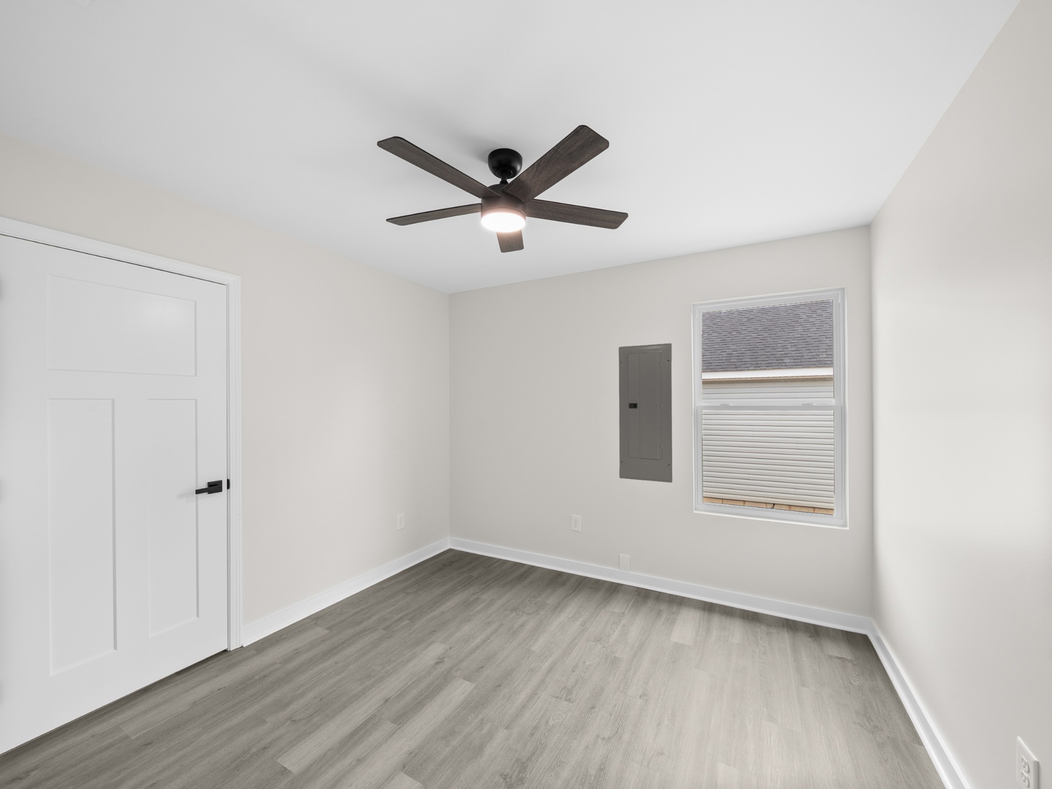 711 Hunt Street Winchester, TN 37398 - Photo 17 of 30 a view of empty room with wooden floor and ceiling fan