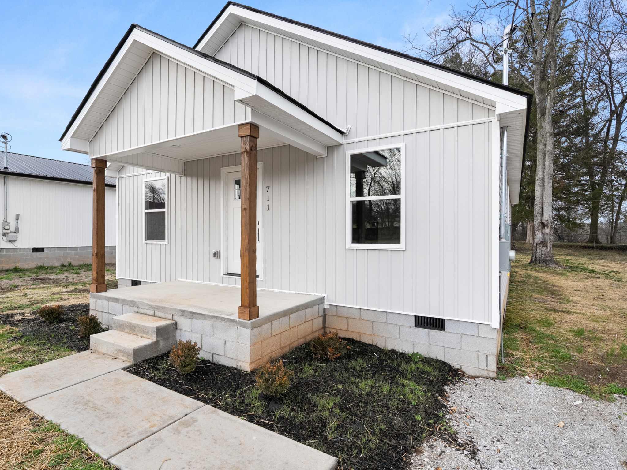 711 Hunt Street Winchester, TN 37398 - Photo 4 of 30 a front view of a house with garden