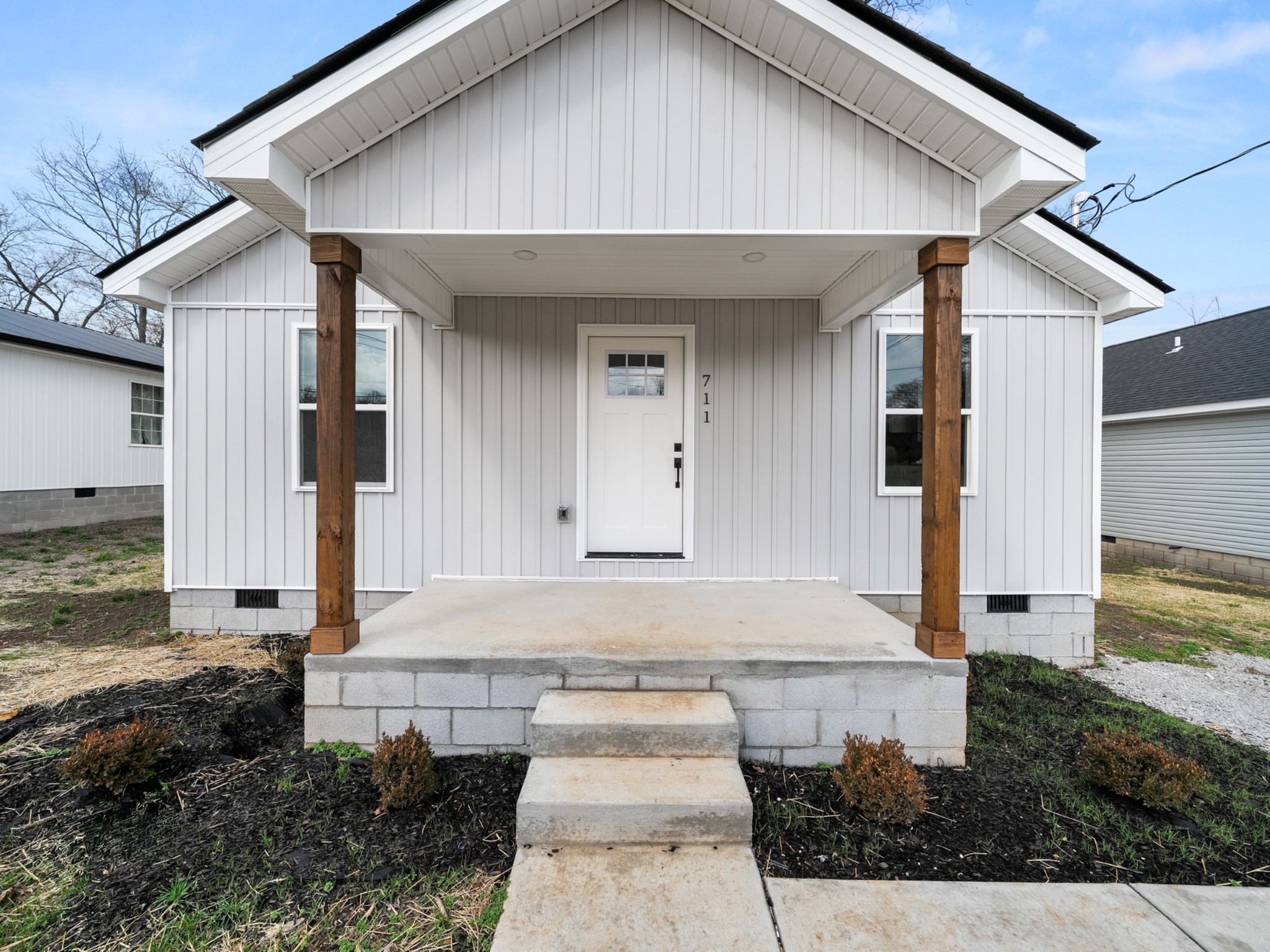 711 Hunt Street Winchester, TN 37398 - Photo 5 of 30 a front view of a house with garden
