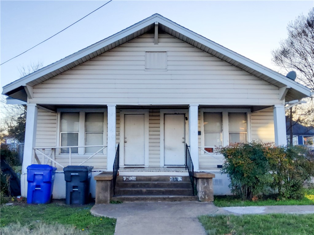 1202 North 9th Street Waco, TX 76707 - Photo 2 of 10 a front view of a house with garden