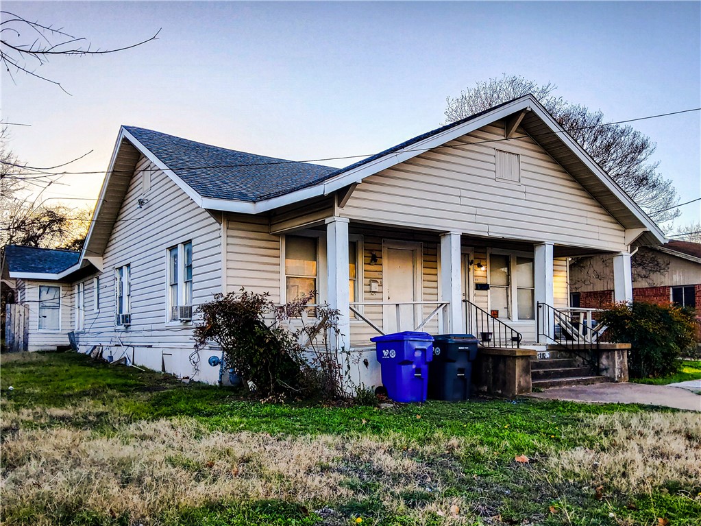1202 North 9th Street Waco, TX 76707 - Photo 3 of 10 a front view of house with yard and green space