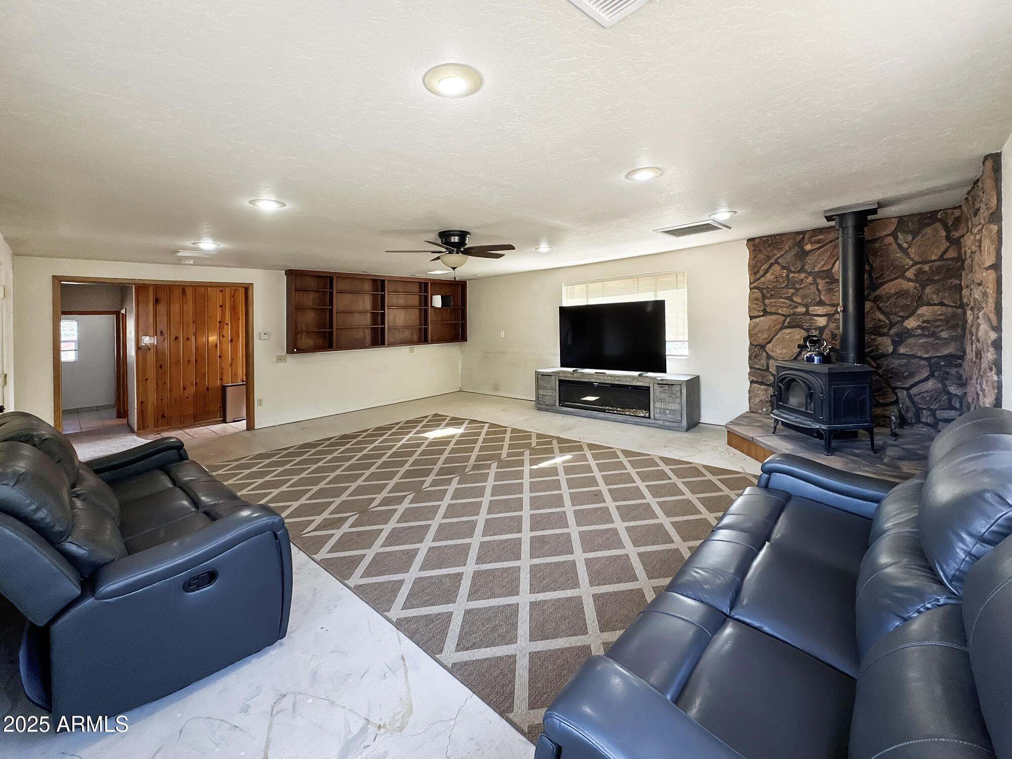 9107 Fossil Creek Road Strawberry, AZ 85544 - Photo 16 of 74 13 - Main house Living Room (2)
