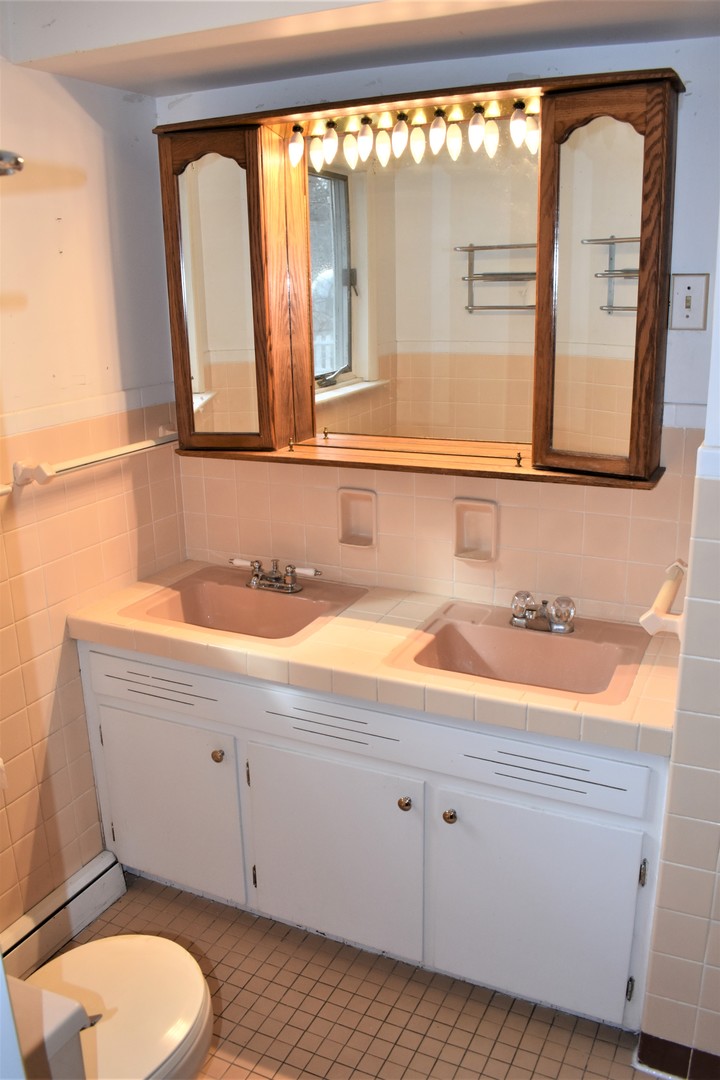 2821 A East 3500s Road Kankakee, IL 60901 - Photo 15 of 38 a bathroom with a toilet sink and mirror