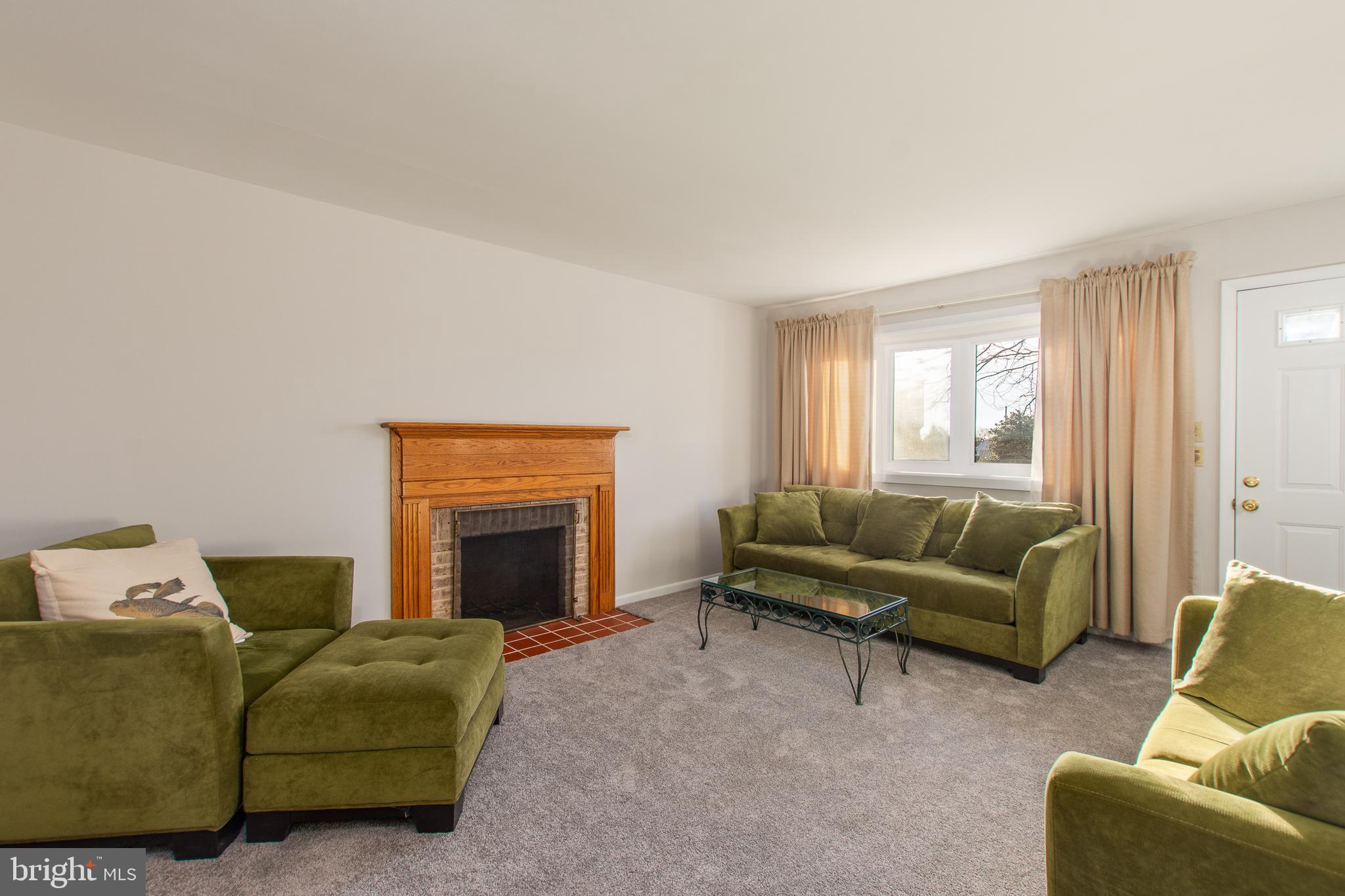 501 Maple Road Claymont, DE 19703 - Photo 5 of 25 Living Room