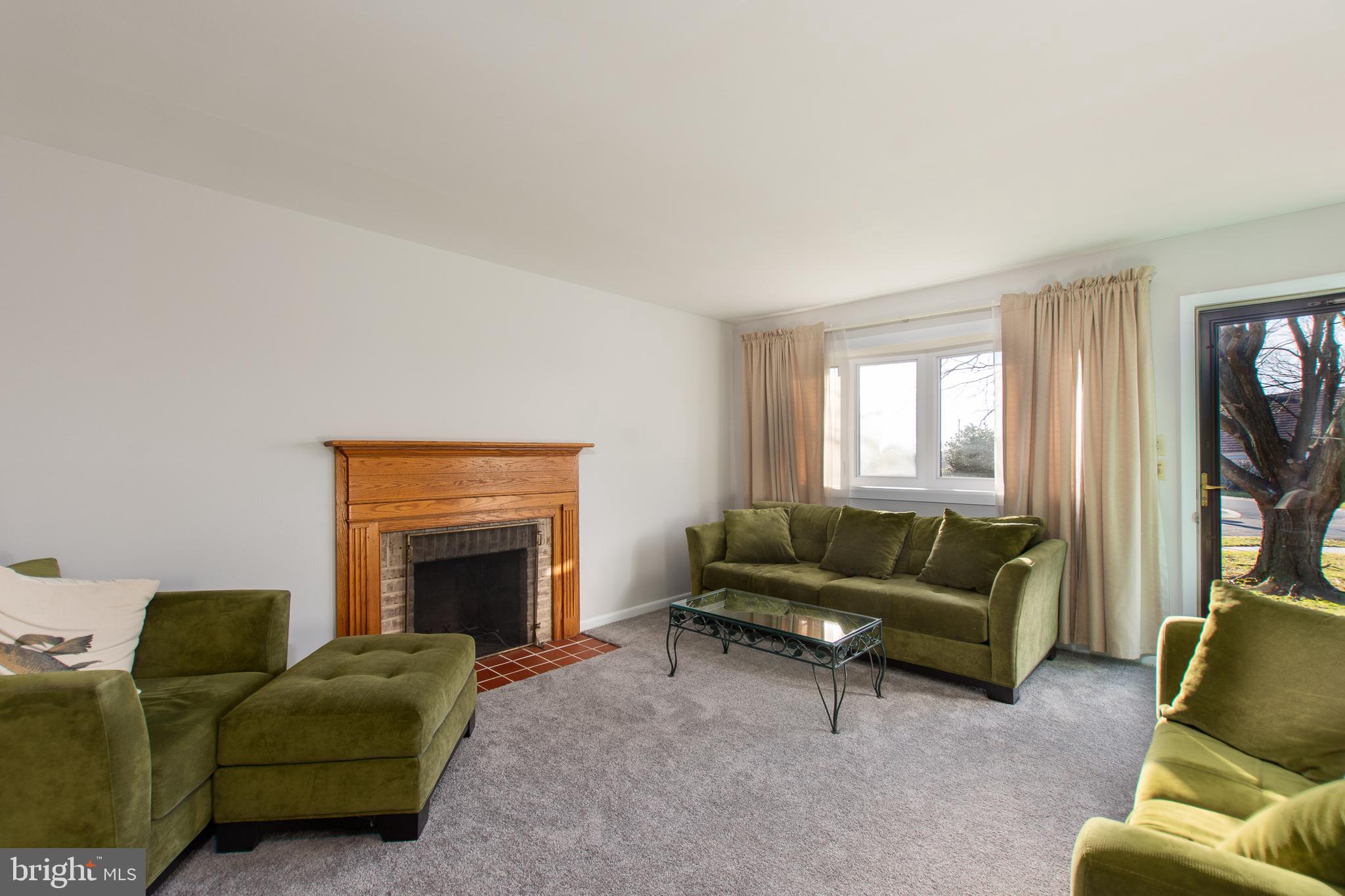 501 Maple Road Claymont, DE 19703 - Photo 6 of 25 Living Room