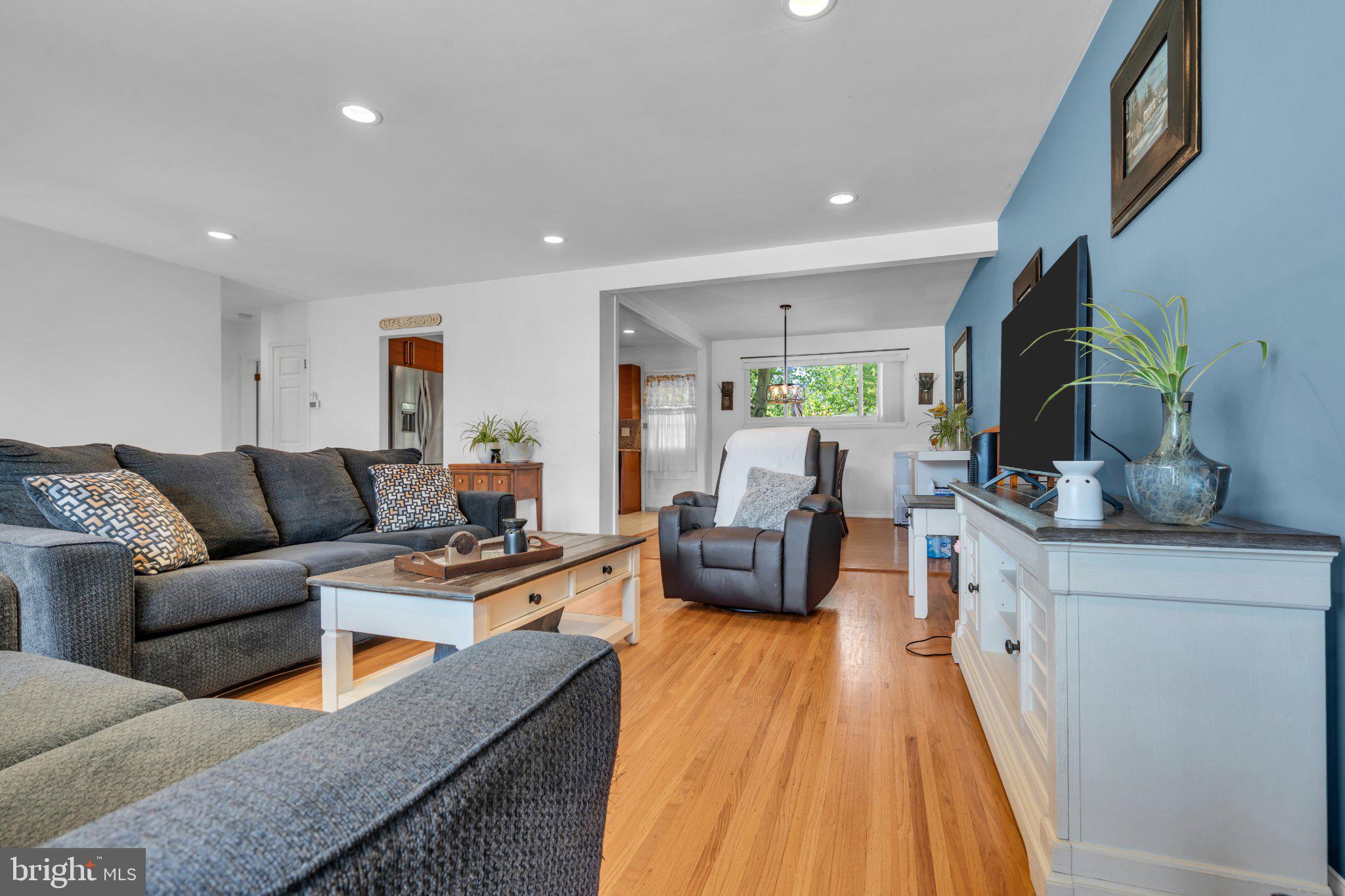 34 Haines Mill Road Delran, NJ 08075 - Photo 6 of 34 Bright and inviting living space.