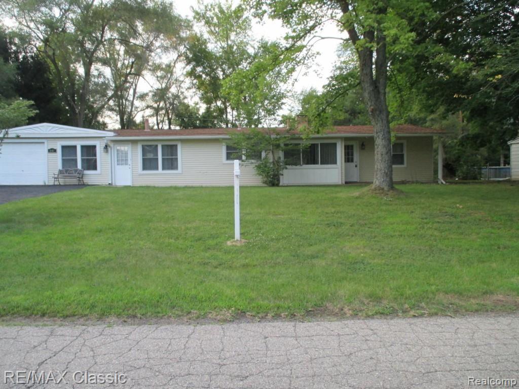 1185 Delta Road Walled Lake, MI 48390 - Photo 4 of 42 IMG_1816.jpg