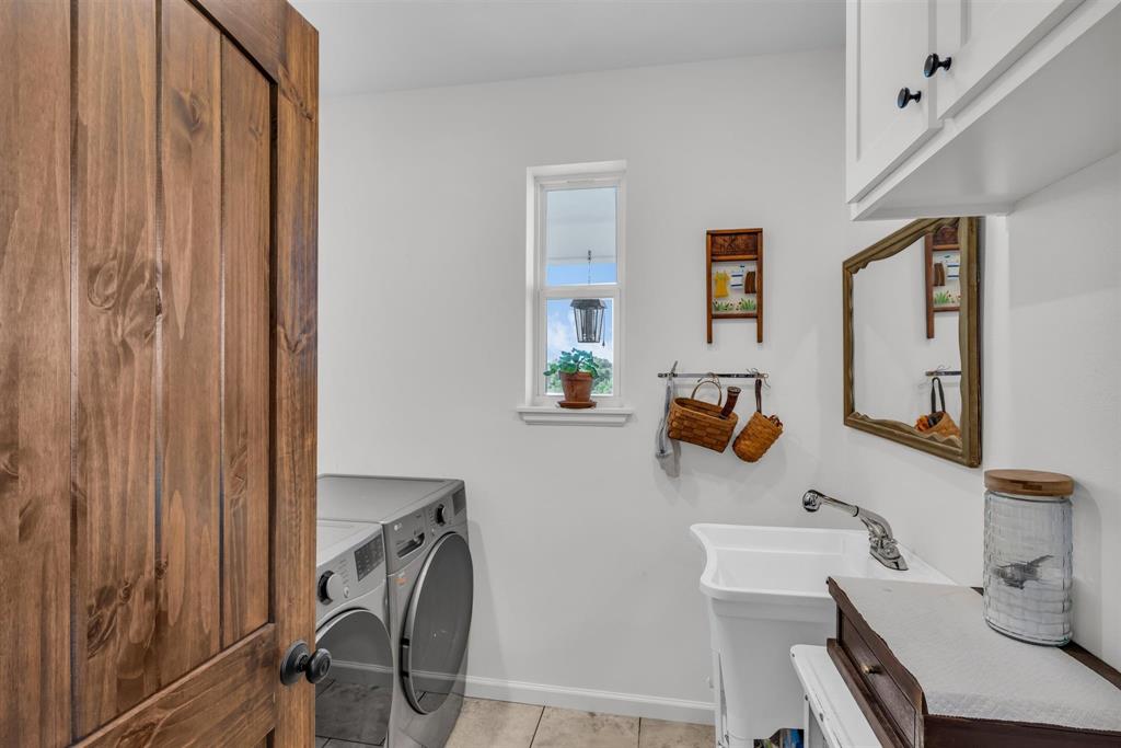 211 Knust Circle Gholson, TX 76705 - Photo 17 of 34 a bathroom with a sink a toilet and mirror