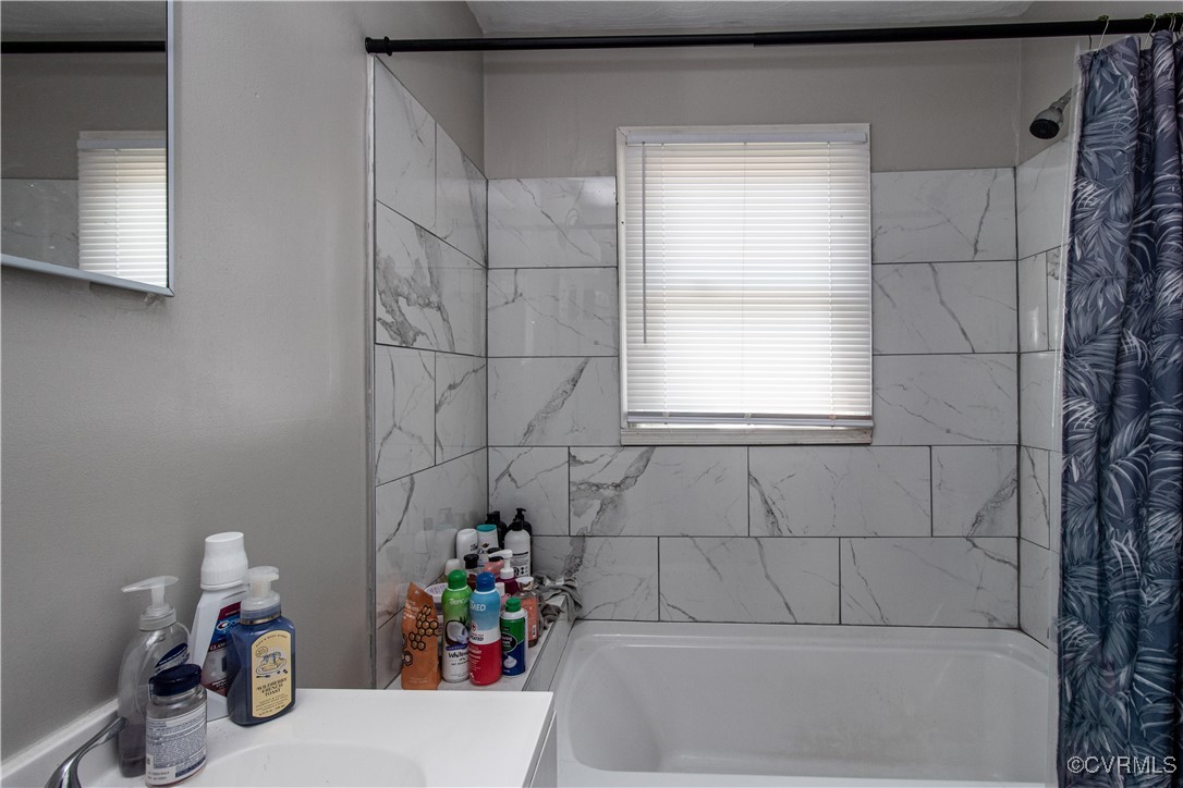 1707 Arlington Road Hopewell, VA 23860 - Photo 9 of 13 a bathroom with a bathtub