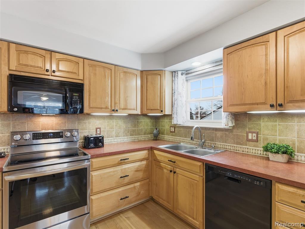 1595 Deerhurst Lane Rochester Hills, MI 48307 - Photo 12 of 40